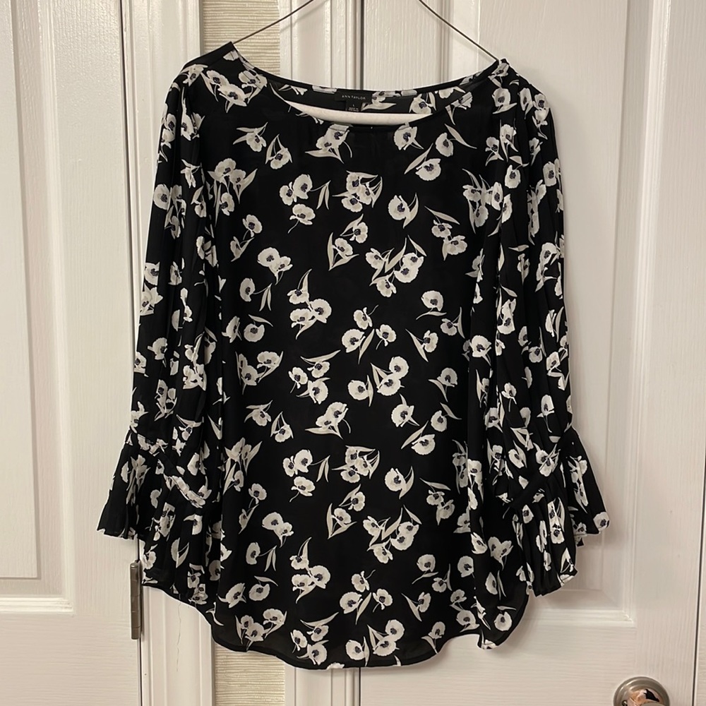 Ann Taylor Size Large 3/4 pleated sleeved black blouse with cream flowers